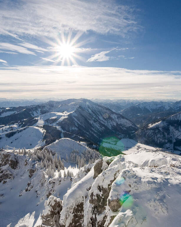 Luftaufnahme einer Berglandschaft in den Alpen an einem sonnigen Tag