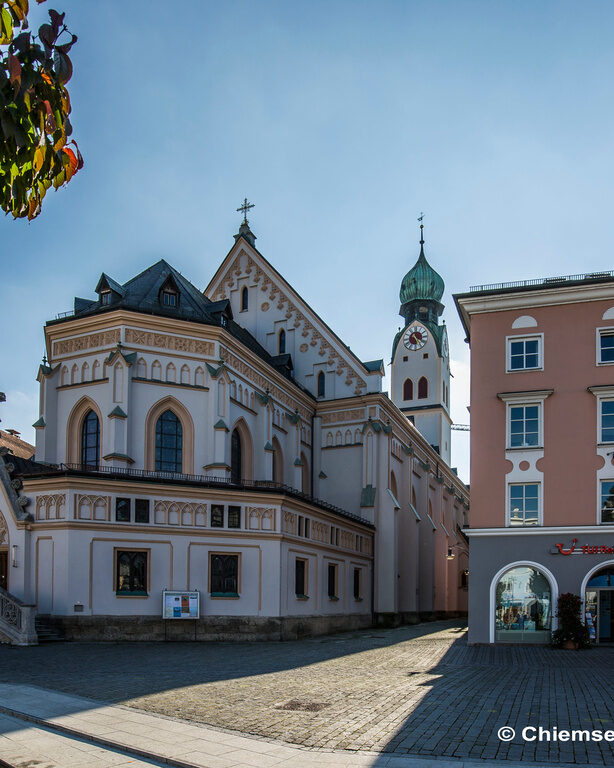 Eine Kirche in Rosenheim mit mehreren angrenzenden Gebäuden