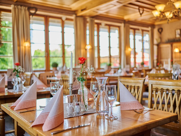 Nahaufnahme von eingedeckten Tisch mit Rose und Gläsern in  Wintergarten