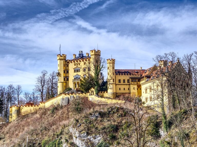 Das Schloss Hohenschwangau mit blauem Himmel im Hintergrund