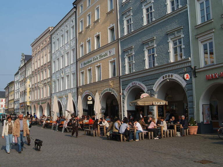 Altstadt von Rosenheim nahe dem 3-Sterne-S-Hotel und Landgasthof Happinger Hof in Oberbayern Gasse in oberbayerischer Altstadt, durch die Menschen bummeln, an Sommertag