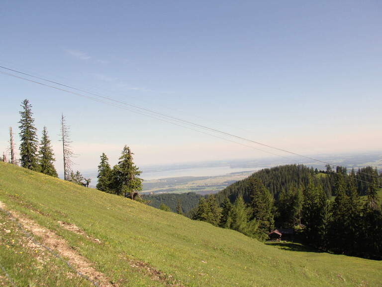 Ein Ausblick auf das weitreichende Alpenvorland von einem Berg aus