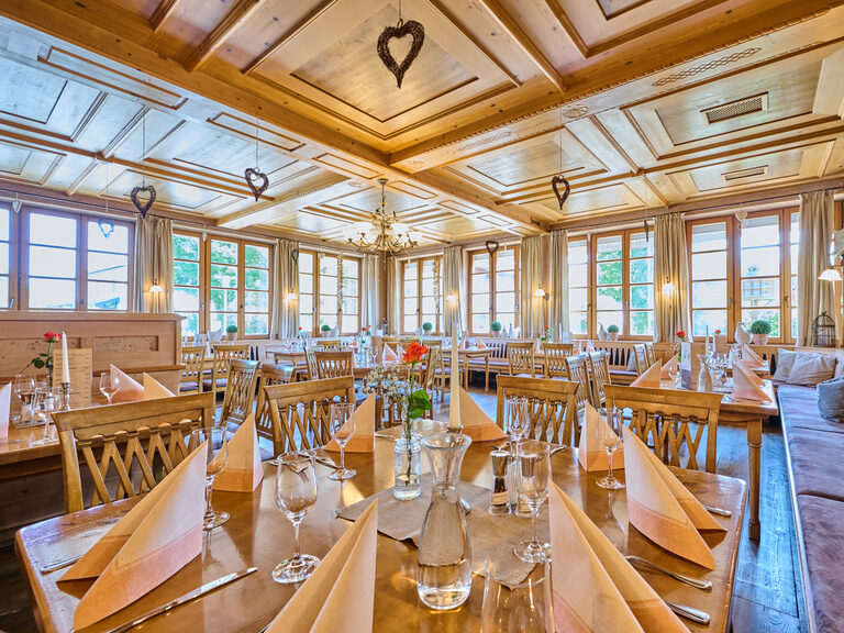 Drohnenaufnahme Außenansicht von traditionellem Dreiseithof, Hotel in Bayern