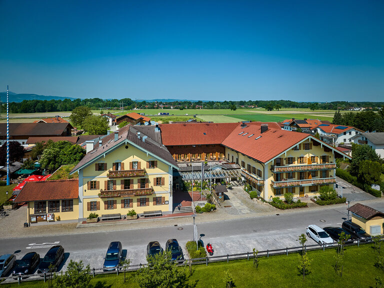 Drohnenaufnahme Außenansicht von Dreiseithof, traditionelles Hotel