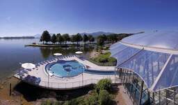 Ein Aussenbeckenpool in der Therme Bad Aibling an einem schönen Sommertag