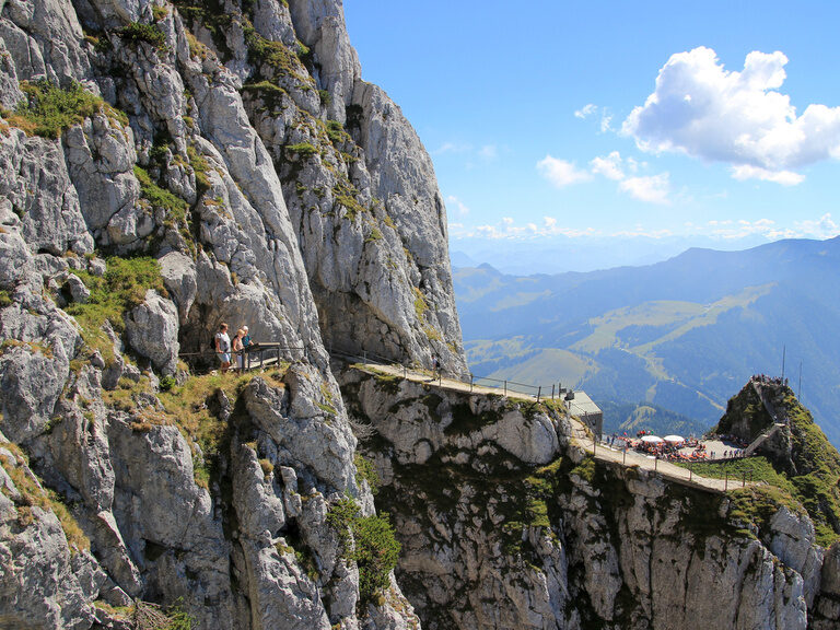 Eine natürliche Aussichtsplattform am Hang eines Berges in den Alpen mit tollem Ausblick auf das Alpenvorland