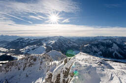 Luftaufnahme einer Berglandschaft in den Alpen an einem sonnigen Tag