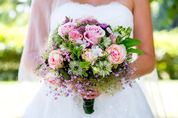 Frontansicht von Braut mit Blumenstrauß in der Hand