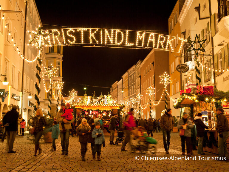 Beleuchteter und geschmückter Weihnachtsmarkt in Rosenheim bei Nacht