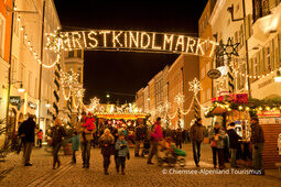 Beleuchteter und geschmückter Weihnachtsmarkt in Rosenheim bei Nacht