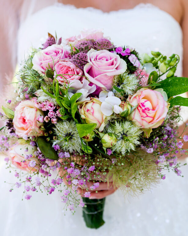 Frontansicht von Braut mit Blumenstrauß in der Hand