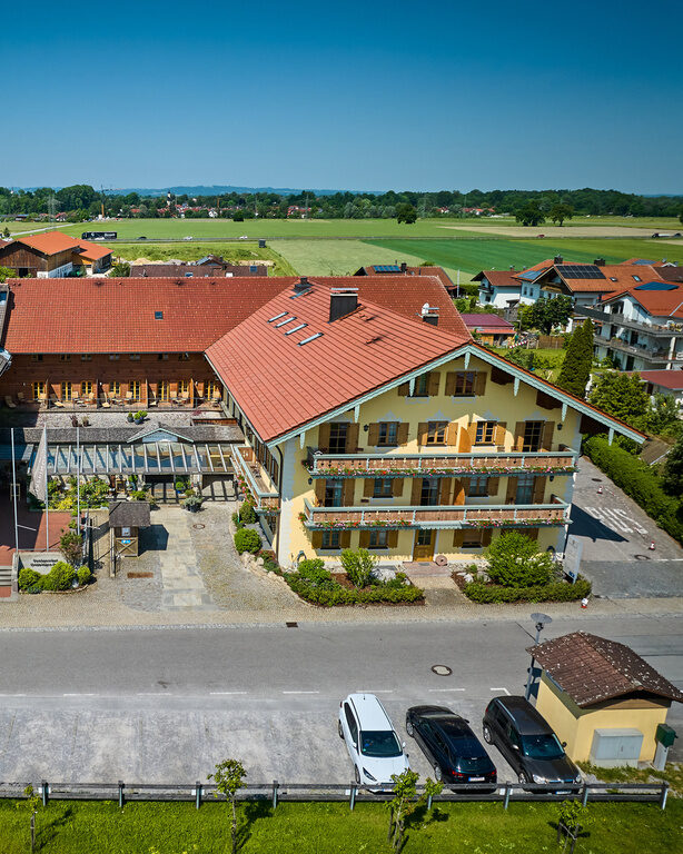 Eine Luftaufnahme des Happinger Hof in Oberbayern an einem schönen Sommertag