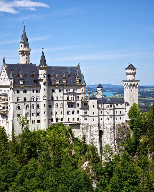 Ansicht des malerischen Schlosses Neuschwanstein in umgebender Natur