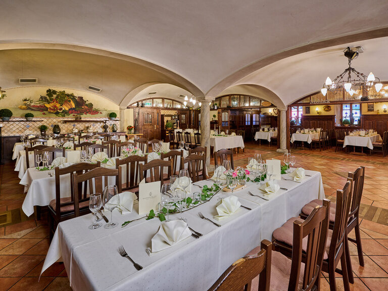 Eine feierlich gedeckte Tafel in einem Festsaal des Hotels Happinger Hof in Bayern