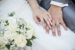 Nahaufnahme der Hände mit Eheringe von Braut und Bräutigam am Hochzeitstag
