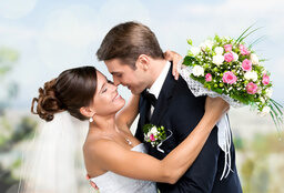 Glückliches Hochzeitspaar, lachend und Arm und Arm