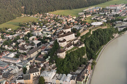 Luftaufnahme einer Innenstadt, an der ein Fluss vorbei fließt.