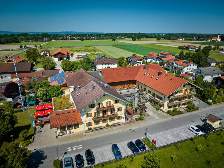 Luftaufnahme des Hotel Happinger Hof in Oberbayern an einem sonnigen Sommertag