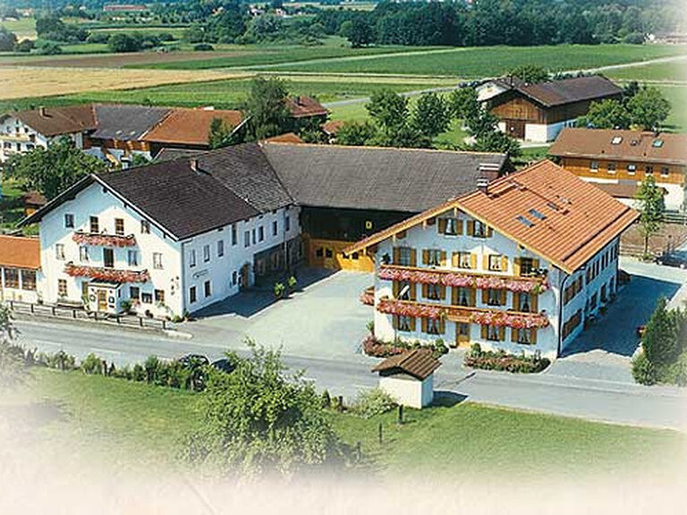 Luftaufnahme des Happinger Hof in Rosenheim im Sommer