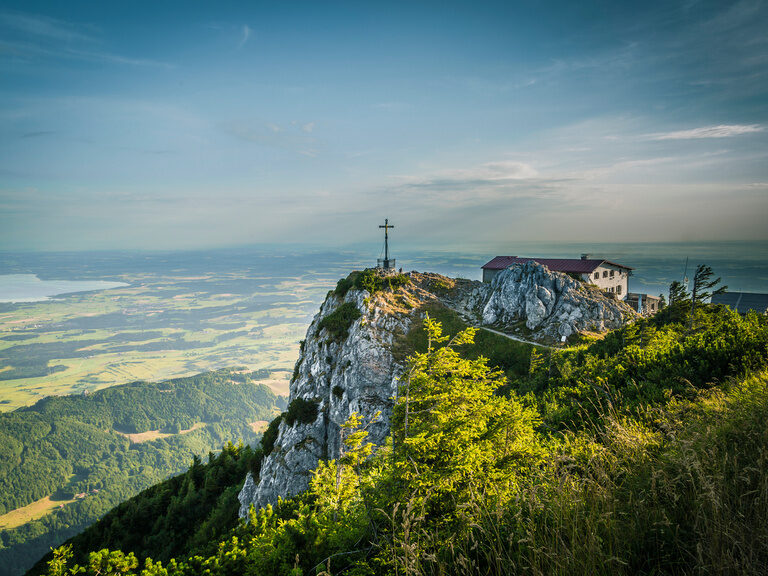 Malerische Ansicht über das weitereichende Alpenvorland an einem sommerlichen schönen Tag