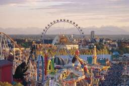 Das prächtige Riesenrad im Herzen des Festplatzes während des Münchener Oktoberfestes.