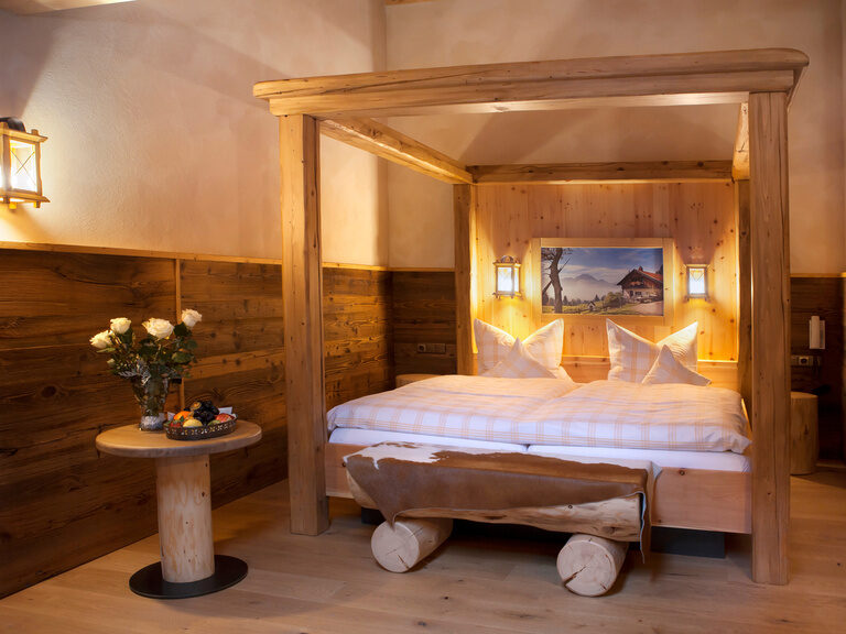Das edle, nur aus Holz gemachte Schlafzimmer im Breitenstein Doppelzimmer im Hotel Happinger Hof in Rosenheim