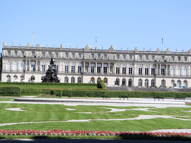 Schloss Herrenchiemsee nahe dem 3-Sterne-S-Hotel & Landgasthof Happinger Hof in beim Chiemsee Großer antiker Wasser-Springbrunnen, dahinter Schloss Herrenchiemsee