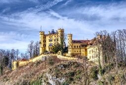 Das Schloss Hohenschwangau mit blauem Himmel im Hintergrund
