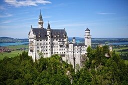 Ansicht des malerischen Schlosses Neuschwanstein in umgebender Natur