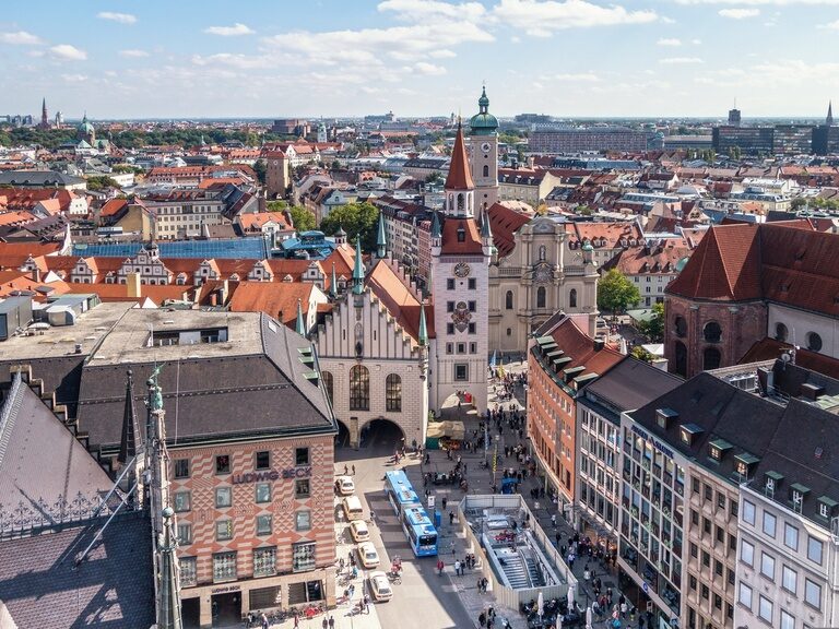 Drohnenaufnahme von großer bayerischen Stadt mit Kirchenturm und vielen Häusern