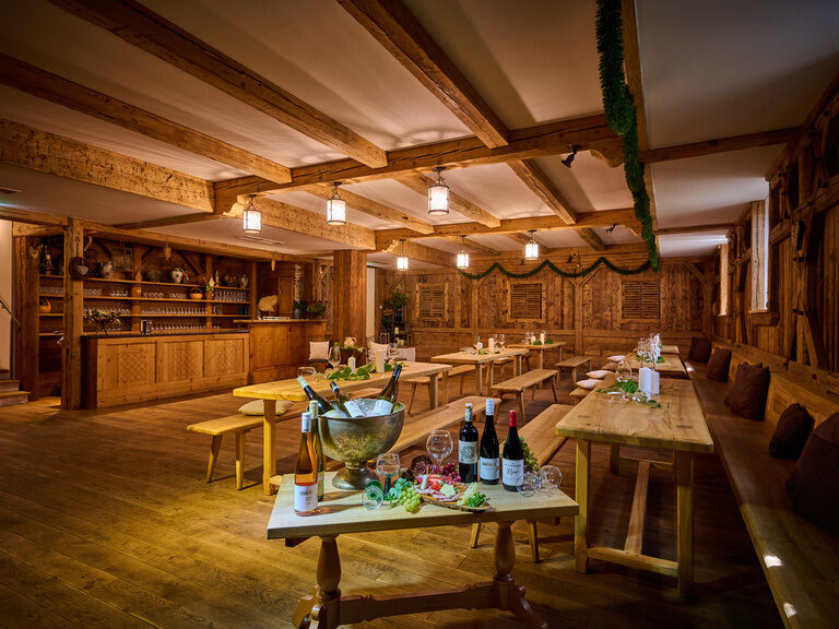 Traditionelle Weinstube in hölzener Einrichtung, beleuchtet