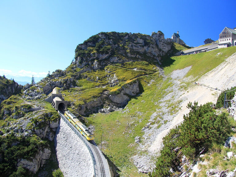 Wanderweg der zu Berggipfel führt an sonnigem Tag im Sommer