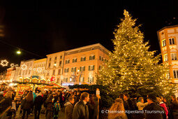Weihnachtsmarkt, beleuchtet und beschmückt mit großem Christbaum bei Nacht