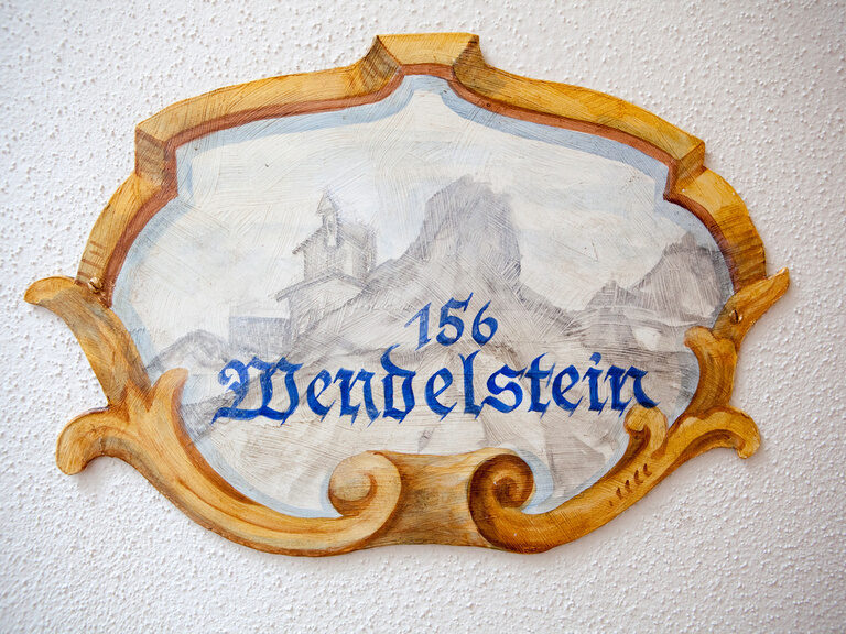 Ein mit Holz gerahmtes Bild des Wendelstein Berges im Wendelstein Doppelzimmer