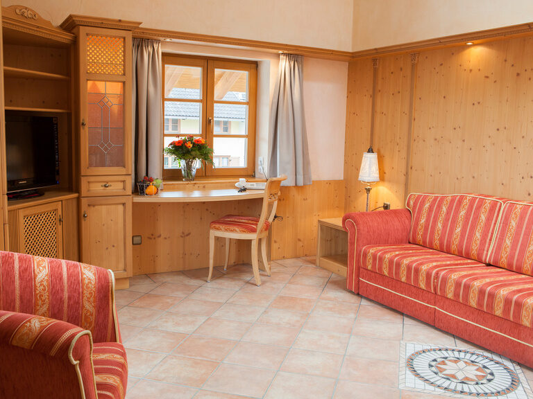 Ein Teil des Wohnbereichs mit Couch und anderen Wohngegenständen in der Prinz Luitpold Suite im Happinger Hof